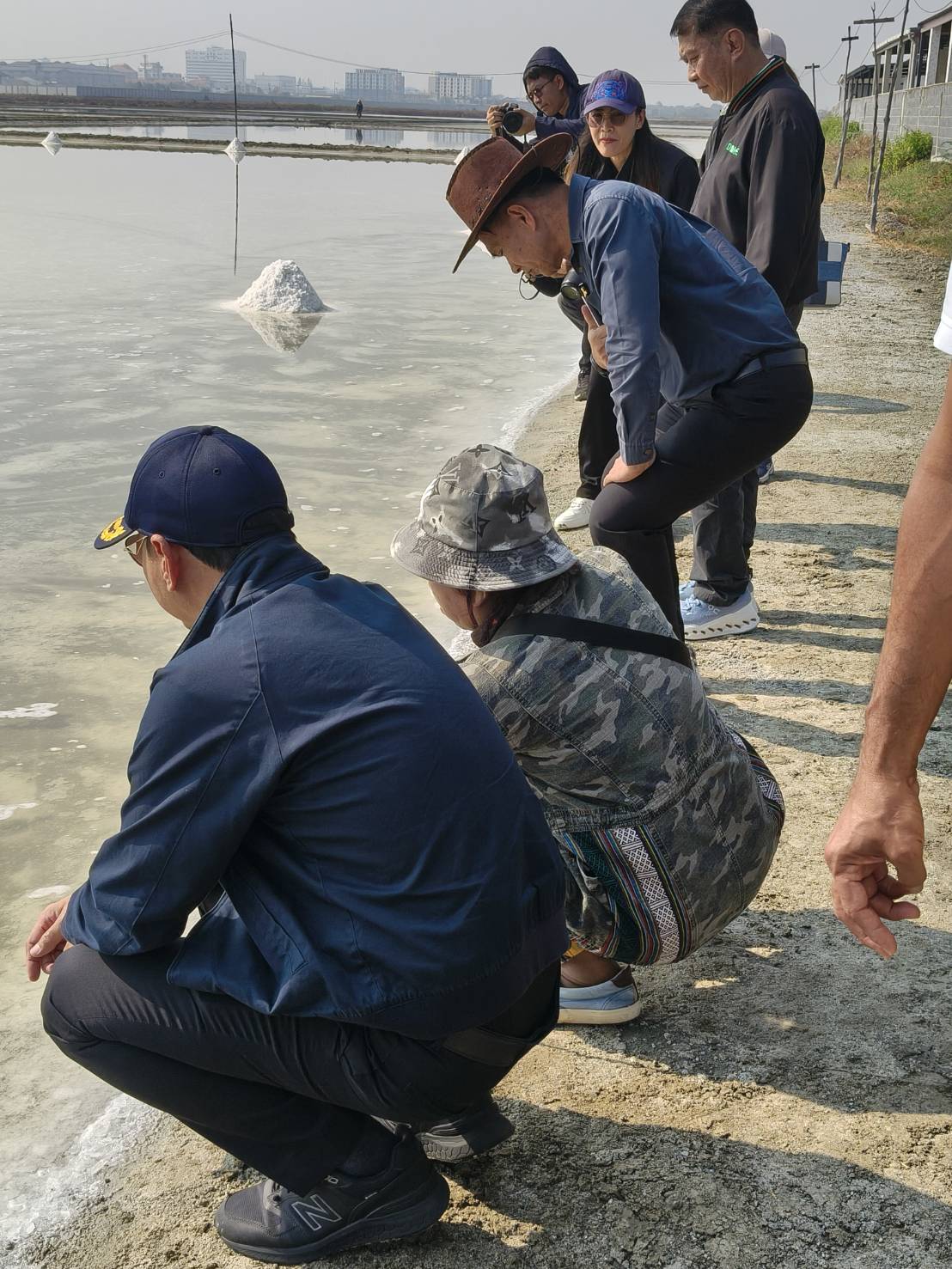 title - ส.ป.ก. ร่วมติดตามรองปลัดกระทรวงเกษตรและสหกรณ์ ลงพื้นที่ตรวจเยี่ยมชุมชน เพื่อรับฟังข้อคิดเห็นเกษตรกรผู้ผลิตเกลือทะเล พื้นที่จังหวัดชลบุรี